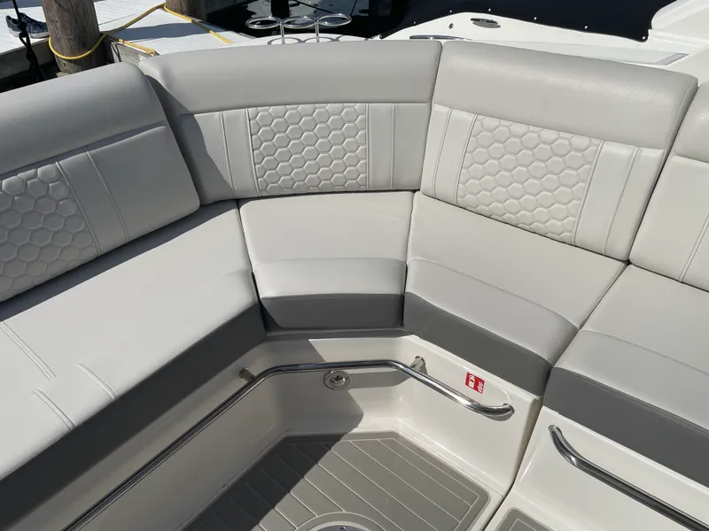 Slide: The Image of Sea Ray Sundancer 320 2026 - 45