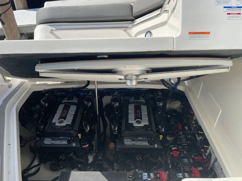 Slide: The Image of Sea Ray Sundancer 320 2026 - 60