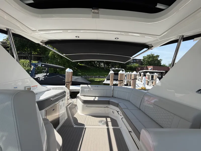 Slide: The Image of Sea Ray Sundancer 320 2026 - 31