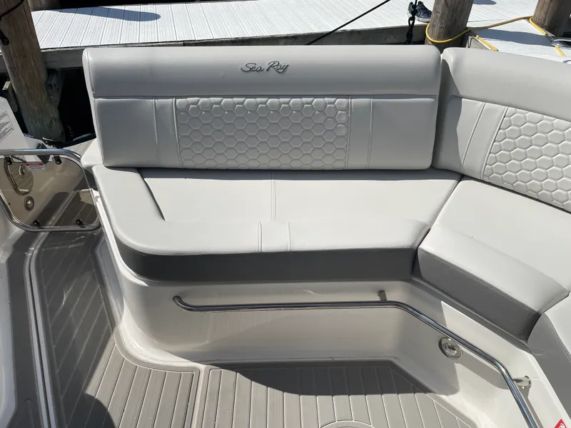 Slide: The Image of Sea Ray Sundancer 320 2026 - 44