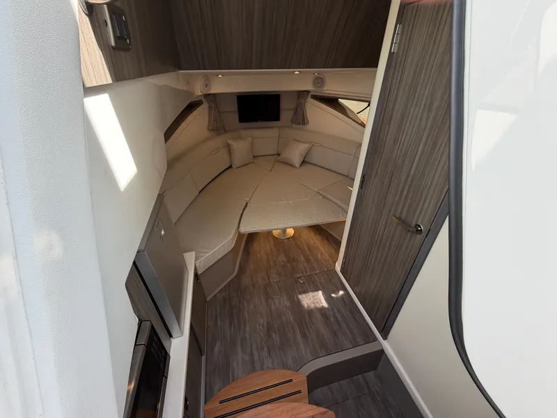 Slide: The Image of Sea Ray Sundancer 320 2026 - 51