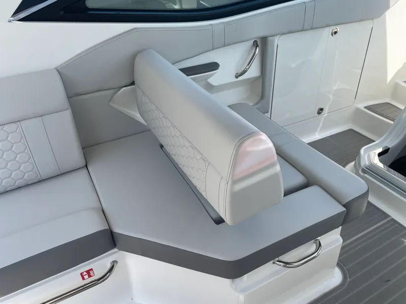 Slide: The Image of Sea Ray Sundancer 320 2026 - 48