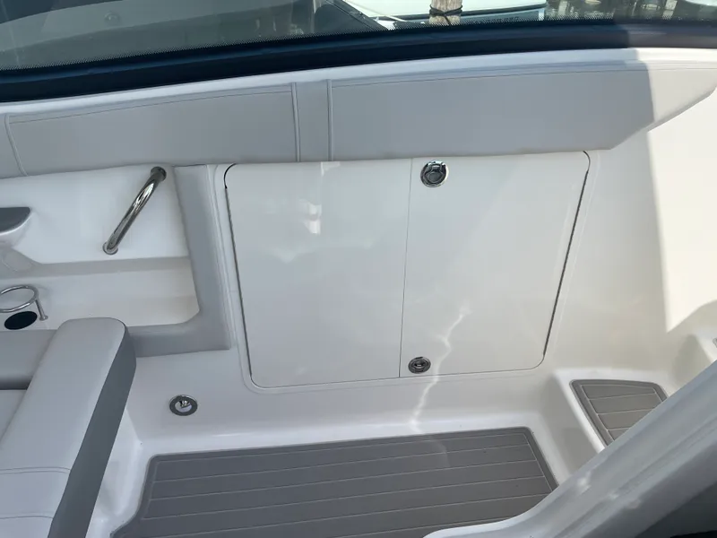 Slide: The Image of Sea Ray Sundancer 320 2026 - 19
