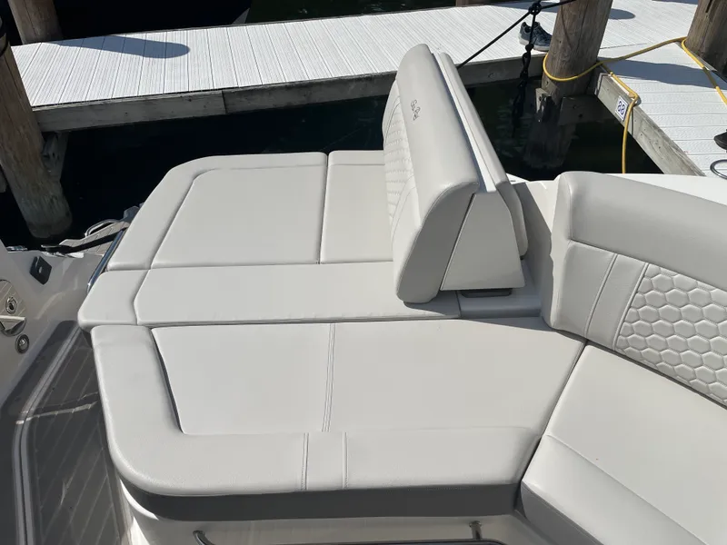 Slide: The Image of Sea Ray Sundancer 320 2026 - 41