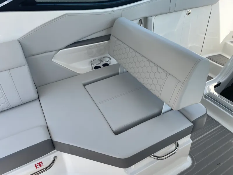 Slide: The Image of Sea Ray Sundancer 320 2026 - 50