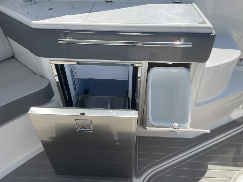 Slide: The Image of Sea Ray Sundancer 320 2026 - 37