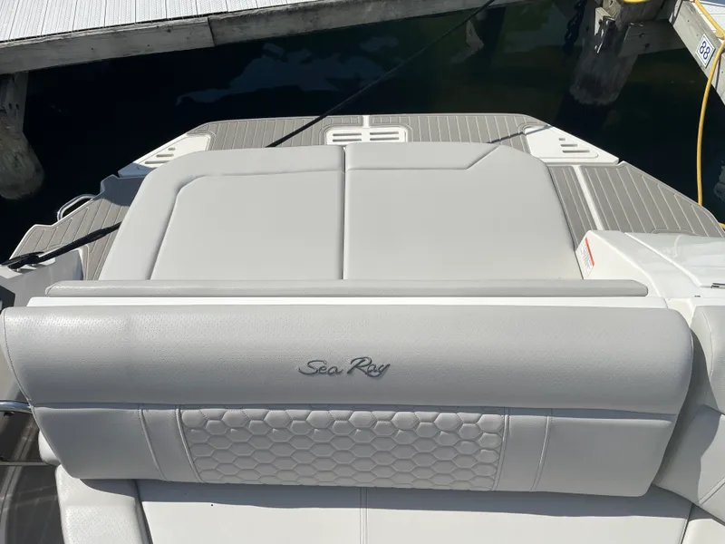 Slide: The Image of Sea Ray Sundancer 320 2026 - 43