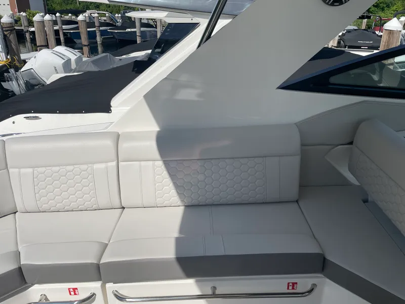 Slide: The Image of Sea Ray Sundancer 320 2026 - 46