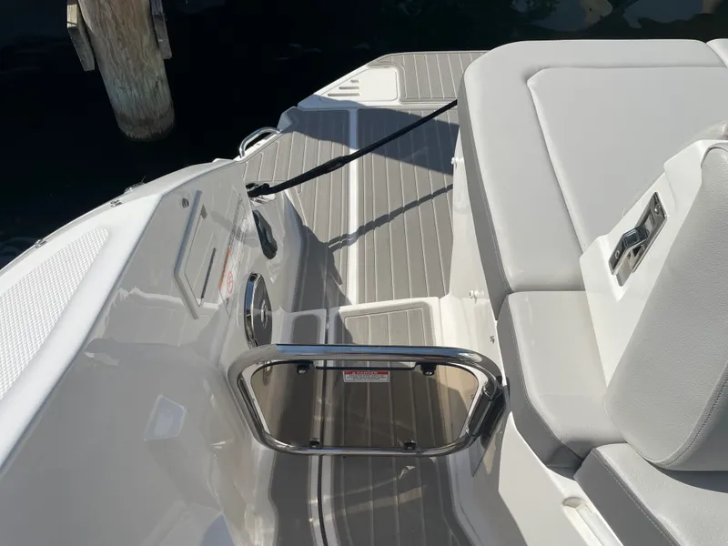 Slide: The Image of Sea Ray Sundancer 320 2026 - 40