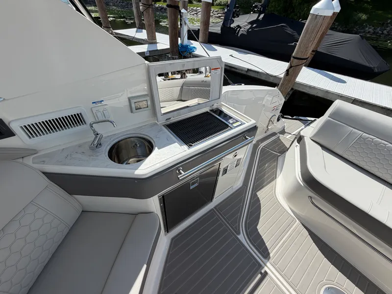 Slide: The Image of Sea Ray Sundancer 320 2026 - 32