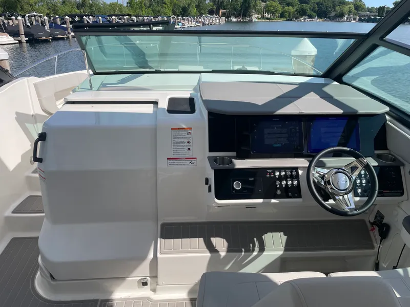Slide: The Image of Sea Ray Sundancer 320 2026 - 21