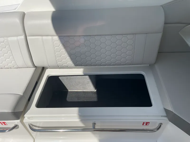 Slide: The Image of Sea Ray Sundancer 320 2026 - 47