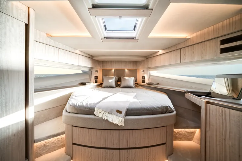 Slide: The Image of Galeon 680 FLY 2026 - 14