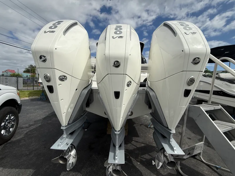 Slide: The Image of Sea Ray SLX 360 OUTBOARD 2026 - 18