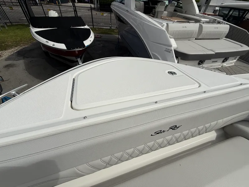 Slide: The Image of Sea Ray SLX 360 OUTBOARD 2026 - 23