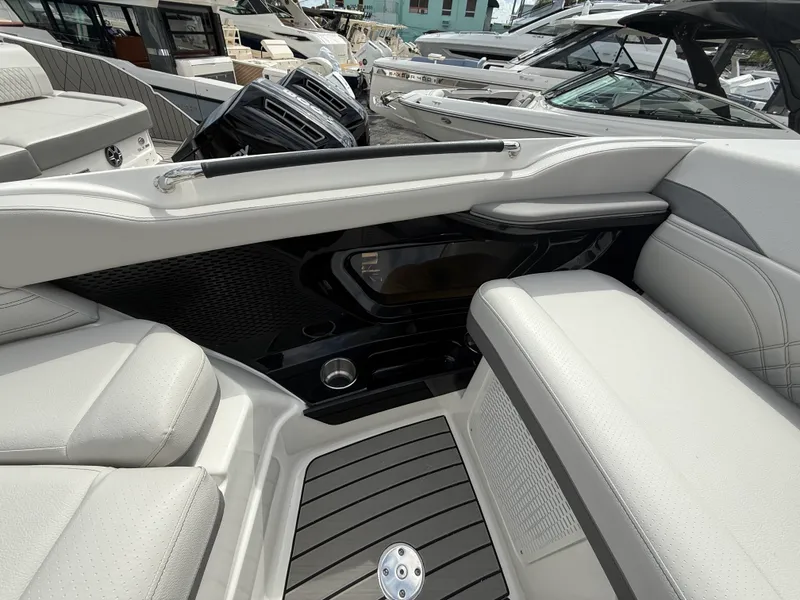 Slide: The Image of Sea Ray SLX 360 OUTBOARD 2026 - 25