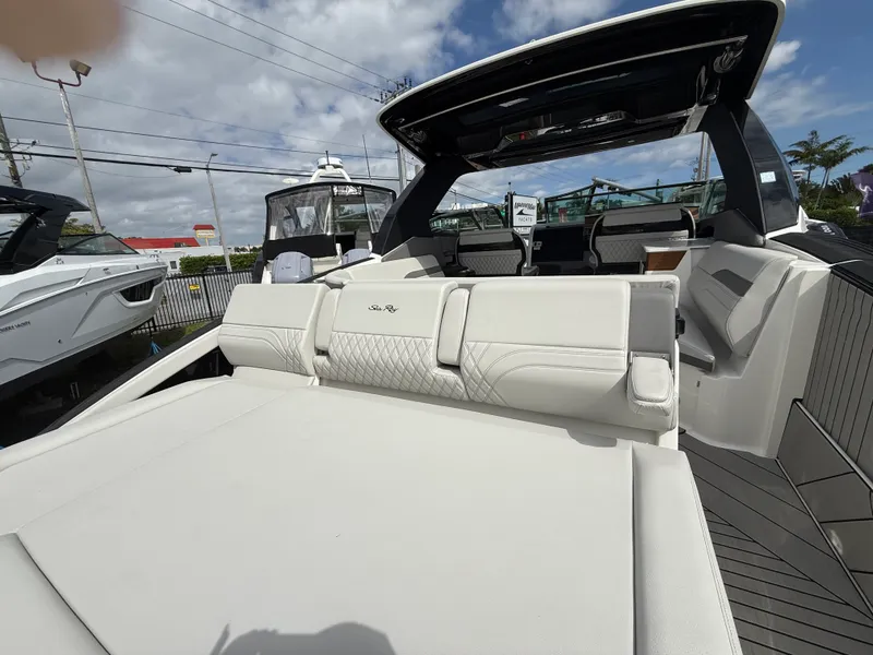 Slide: The Image of Sea Ray SLX 360 OUTBOARD 2026 - 31