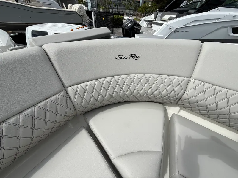 Slide: The Image of Sea Ray SLX 360 OUTBOARD 2026 - 32