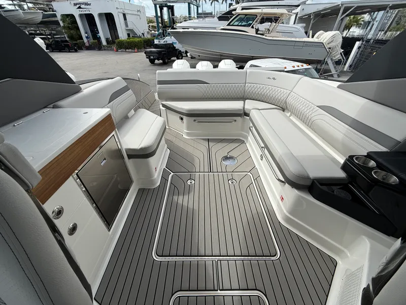 Slide: The Image of Sea Ray SLX 360 OUTBOARD 2026 - 34