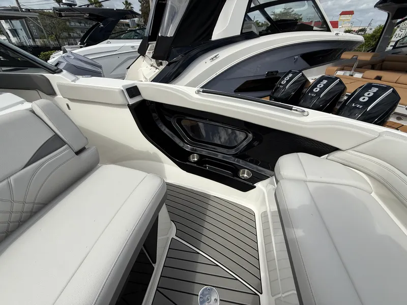 Slide: The Image of Sea Ray SLX 360 OUTBOARD 2026 - 35