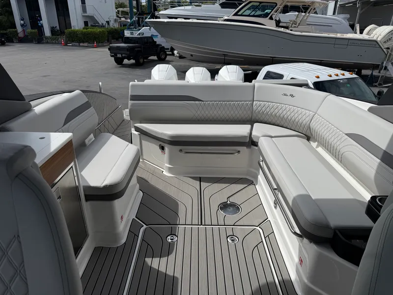 Slide: The Image of Sea Ray SLX 360 OUTBOARD 2026 - 36
