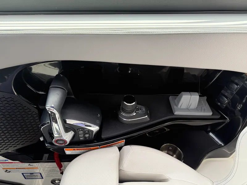 Slide: The Image of Sea Ray SLX 360 OUTBOARD 2026 - 38