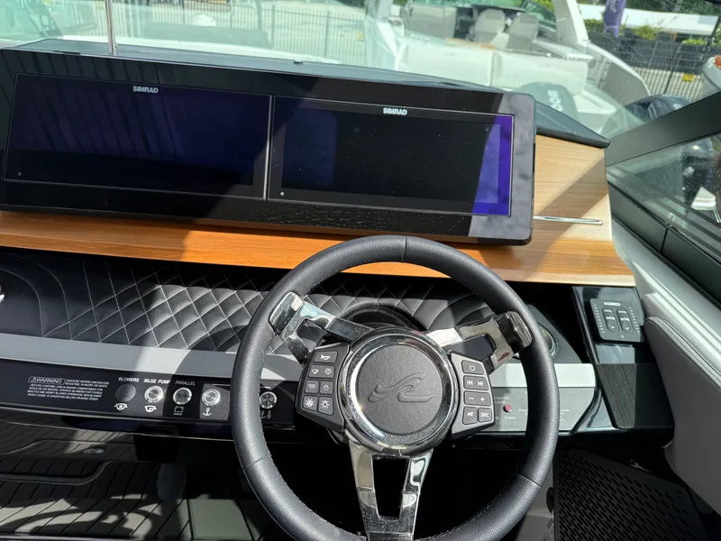 Slide: The Image of Sea Ray SLX 360 OUTBOARD 2026 - 39