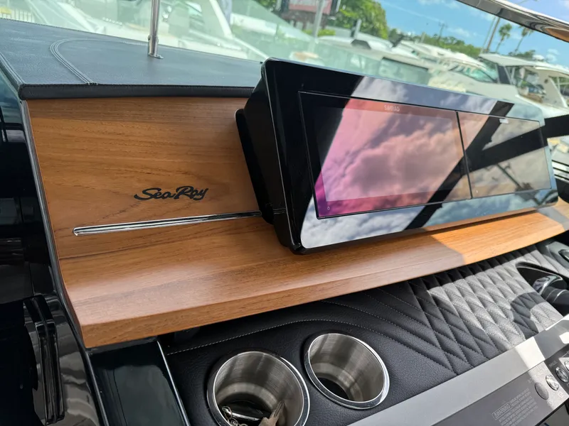 Slide: The Image of Sea Ray SLX 360 OUTBOARD 2026 - 41