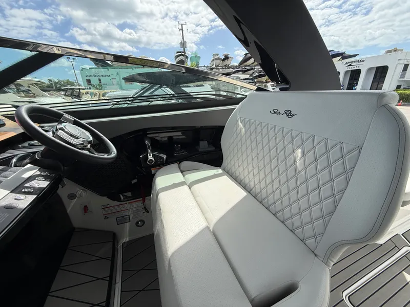 Slide: The Image of Sea Ray SLX 360 OUTBOARD 2026 - 42