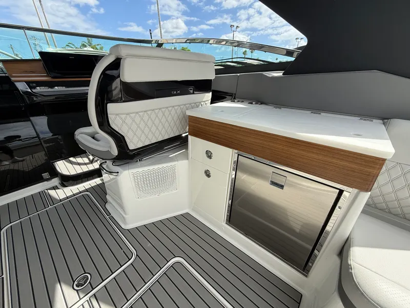 Slide: The Image of Sea Ray SLX 360 OUTBOARD 2026 - 44