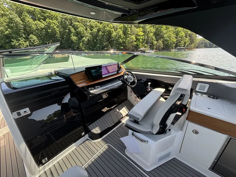 Slide: The Image of Sea Ray SLX 360 OUTBOARD 2026 - 15