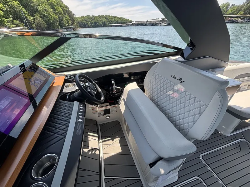 Slide: The Image of Sea Ray SLX 360 OUTBOARD 2026 - 16