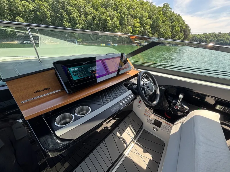 Slide: The Image of Sea Ray SLX 360 OUTBOARD 2026 - 18
