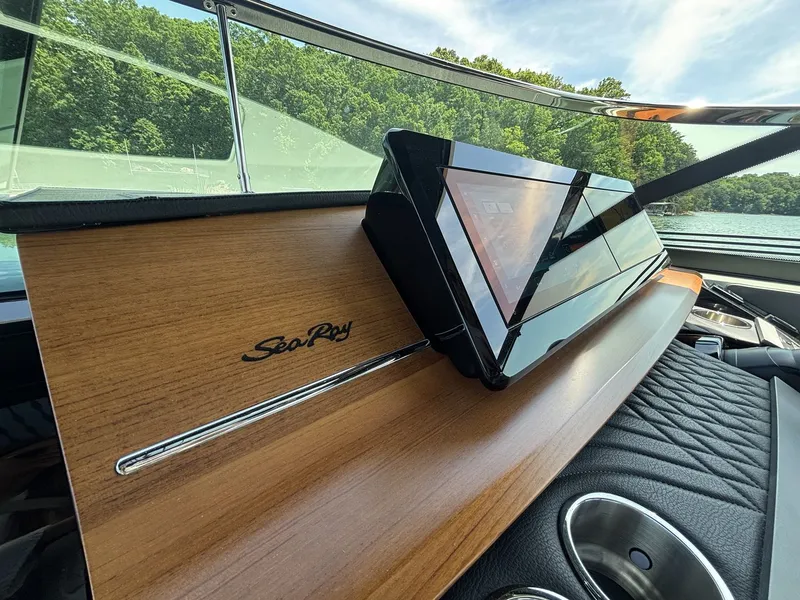 Slide: The Image of Sea Ray SLX 360 OUTBOARD 2026 - 19