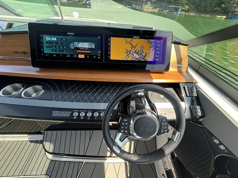 Slide: The Image of Sea Ray SLX 360 OUTBOARD 2026 - 20