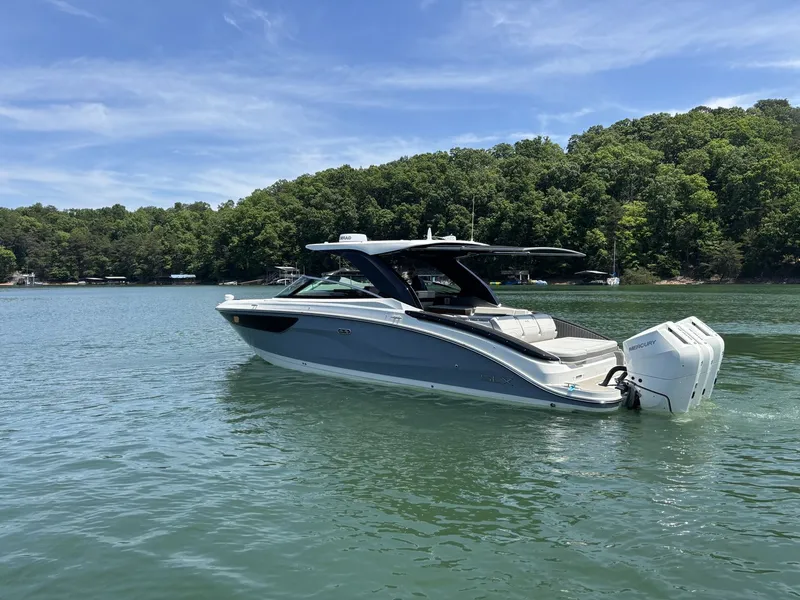 Slide: The Image of Sea Ray SLX 360 OUTBOARD 2026 - 32