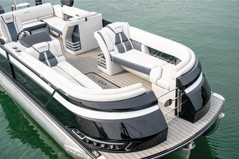 Slide: The Image of Harris Grand Mariner 250 2025 - 7