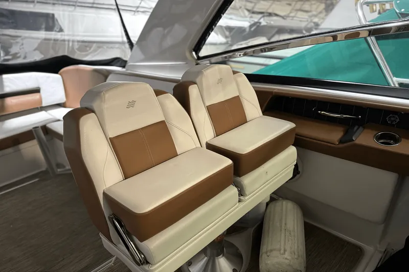 Slide: The Image of Four Winns H350 2018 - 11