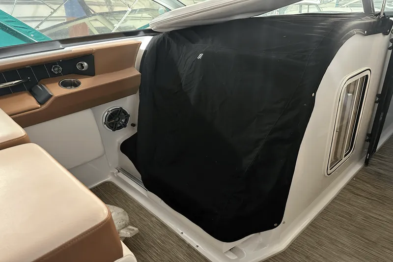 Slide: The Image of Four Winns H350 2018 - 6