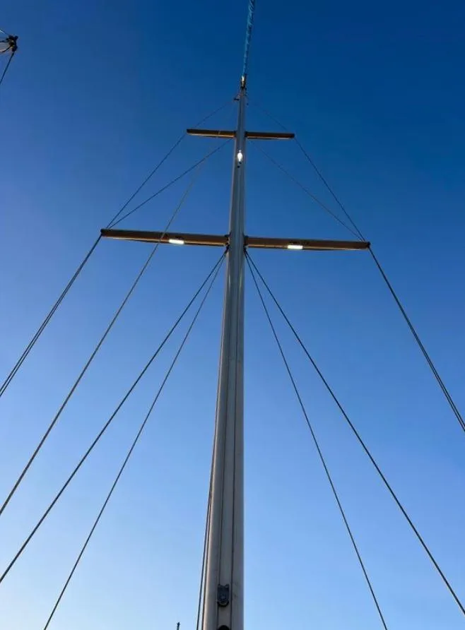 Slide: The Image of Mast of 1985 Gib'Sea 126 sailboat against clear blue sky. - 10