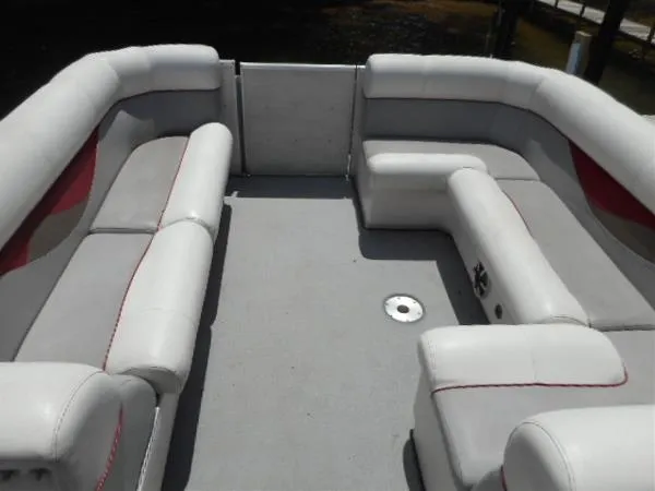 Slide: The Image of 2002 Harris-Kayot Royal Heritage 260 boat interior with spacious seating. - 13