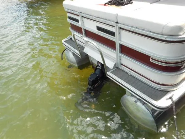 Slide: The Image of 2002 Harris-Kayot Royal Heritage 260 pontoon boat in water. - 9