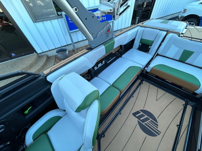Slide: The Image of Malibu 23 LSV 2022 - 20