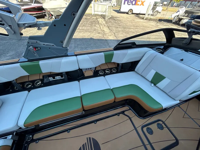 Slide: The Image of Malibu 23 LSV 2022 - 14