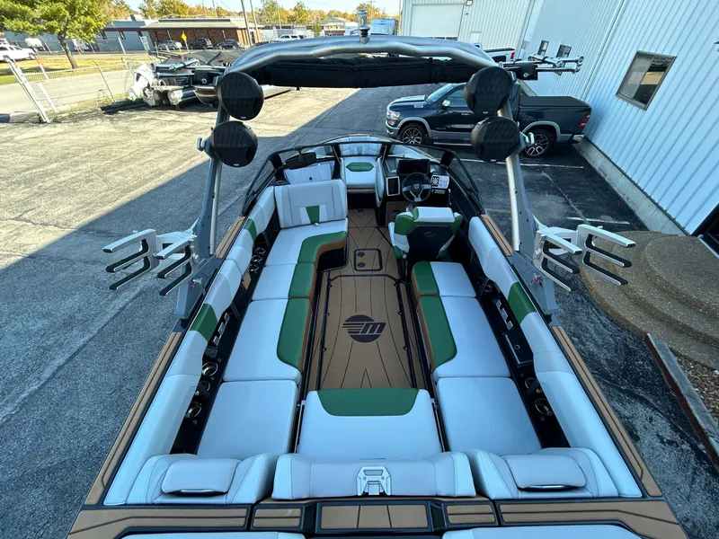 Slide: The Image of Malibu 23 LSV 2022 - 11