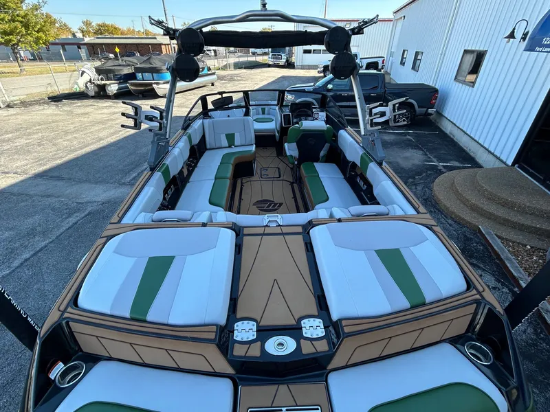 Slide: The Image of Malibu 23 LSV 2022 - 10