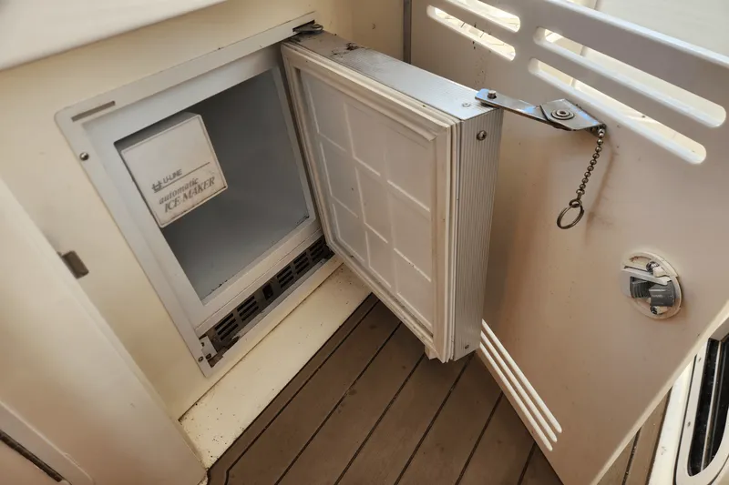 Slide: The Image of Sea Ray 330 SUNDANCER 1998 - 13