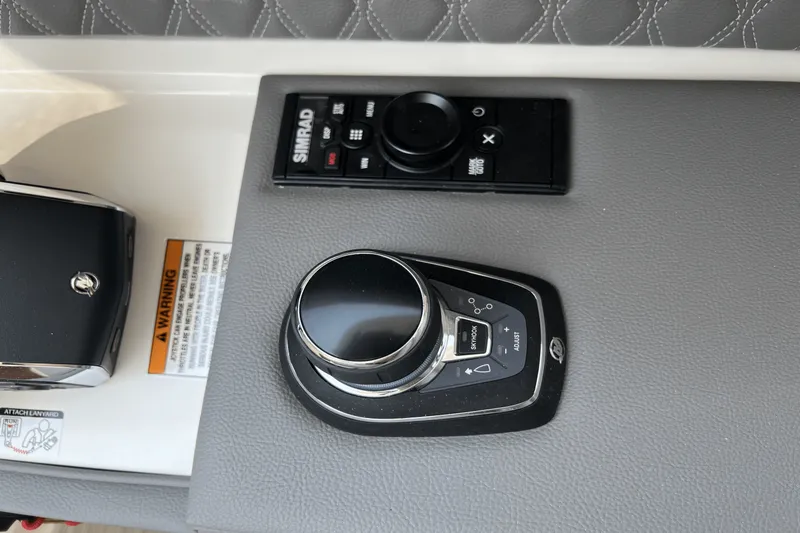 Slide: The Image of Sea Ray 310 SLX 2023 - 25