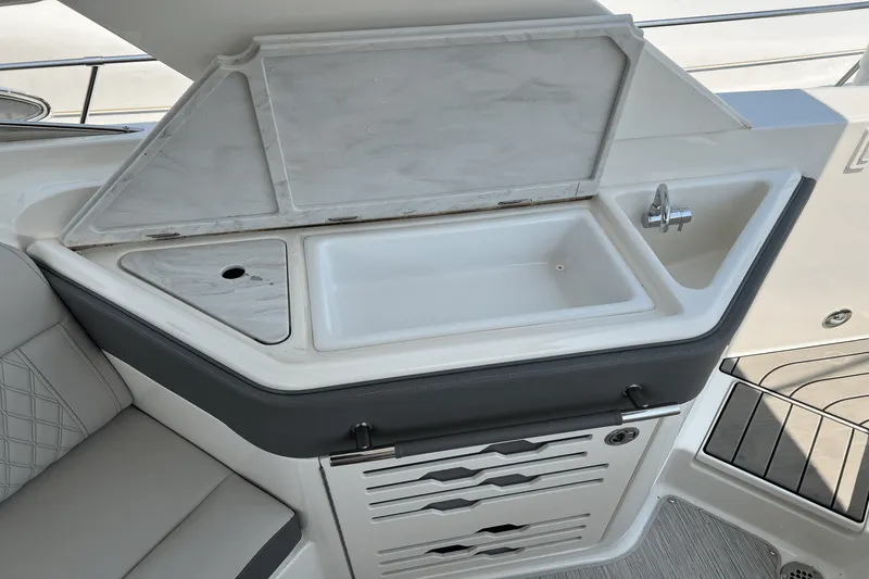 Slide: The Image of Sea Ray 310 SLX 2023 - 32