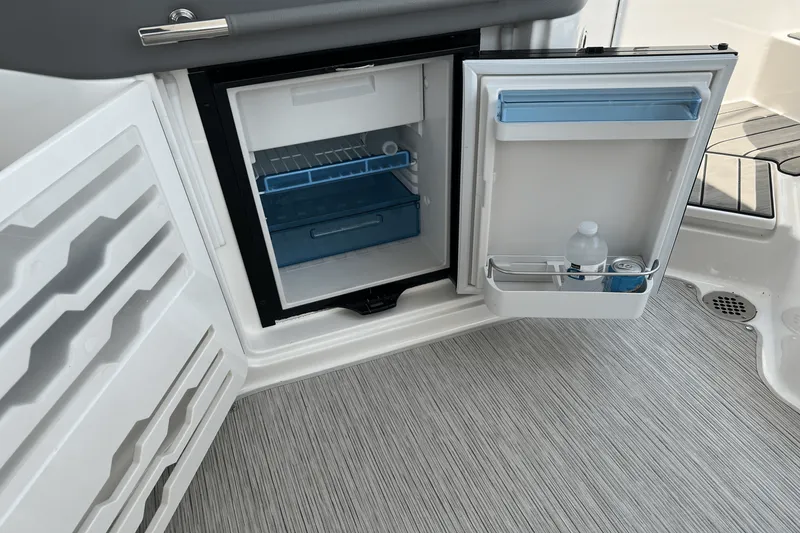 Slide: The Image of Sea Ray 310 SLX 2023 - 33